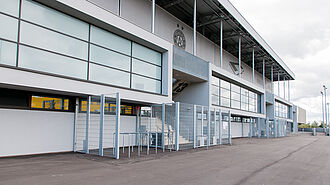 Westtribüne der Generali Arena mit Vorplatz