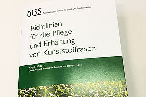 Abbildung der ÖISS-Richtlinie für die Pflege und Erhaltung von Kunststoffrasen