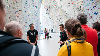 Indoor Vorstiegskletterwand des Kletterzentrum Innsbruck erklärt von Reini Scherer und Heiko Wilhelm, Austragungsort der Qualifikationsrunden der IFSC Kletter-WM in Innsbruck