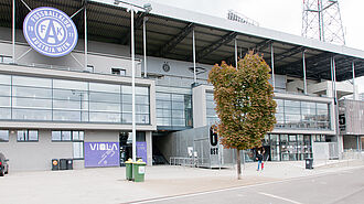 Ostribüne der Generali Arena mit Vorplatz