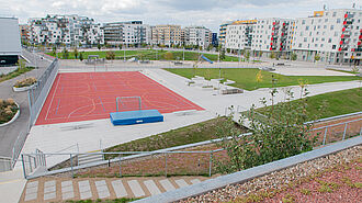 Schulfreiraum mit Multifunktionssportfeld