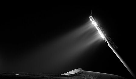 Flutlichtbeleuchtung eines Stadions bei Nacht