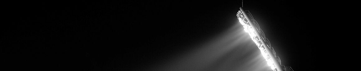 Flutlichtbeleuchtung eines Stadions bei Nacht