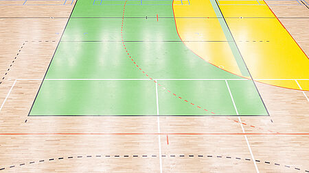 Sporthalle mit Markierung von verschiedenen Feldern