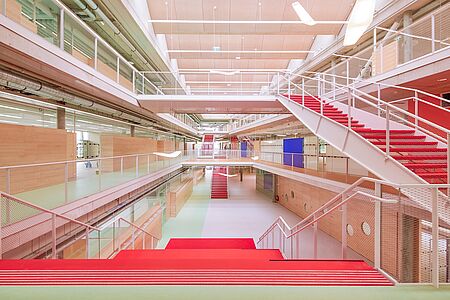 Innenraum der zentralen Erschließungshalle des BG/BRG Seestadt