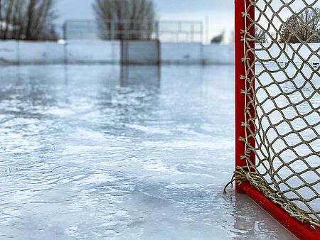 Freiluft Eishockeyfeld mit Eisfläche und Eishockeytor