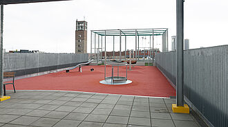 Dachterrasse mit Spielbereich der VS Dietrichgasse