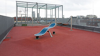 Dachterrasse mit Spielbereich der VS Dietrichgasse