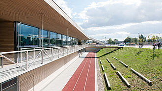 Vorgelagerte Terrassenbereiche und Laufbahn
