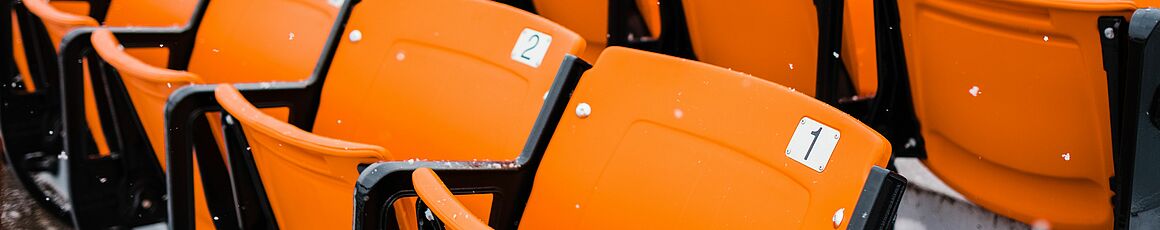 orange Tribünensitzreihen