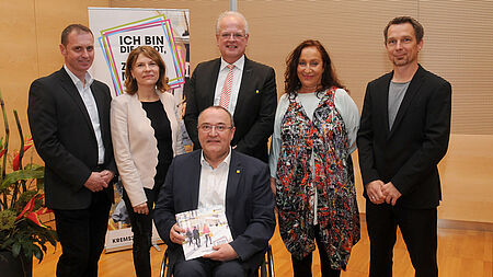 Im Rahmen der Zukunftskonferenz am 22. März 2019 wurde das Leitbild für die Sportmeile Krems präsentiert (v.l.n.r.: Günter Kammerer, Leiter der Städtischen Sport- und Freizeitbetriebe; Karin Schwarz-Viechtbauer, ÖISS; Albert Kisling, Sportstadtrat; Reinhard Resch, Bürgermeister; Laura Spinadel und Bernhard Pflüger, bus architektur)